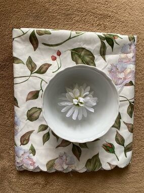 🌸 Flower Garden Botanical Tablecloth – Scalloped Lace Edge EUC